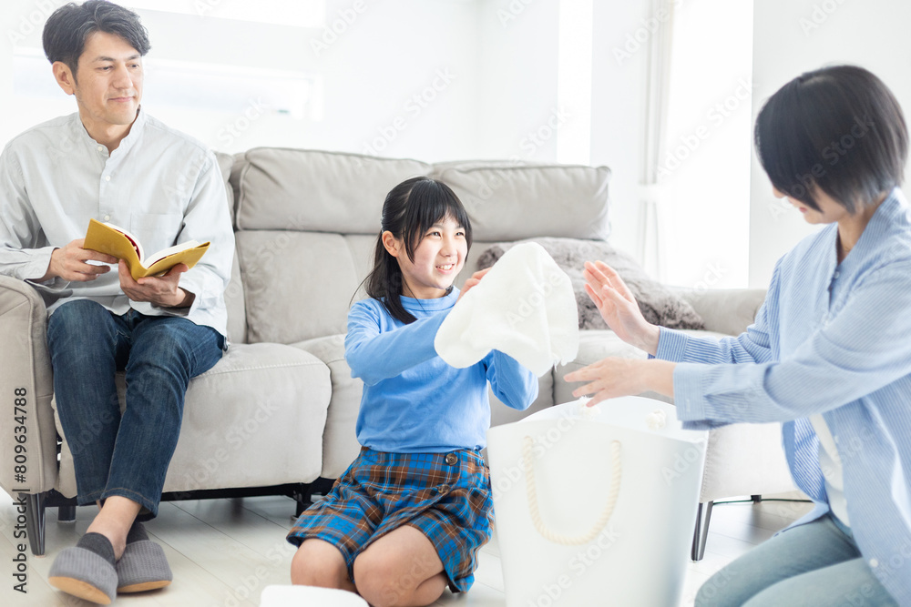 Fototapeta premium 洗濯物を畳む親子