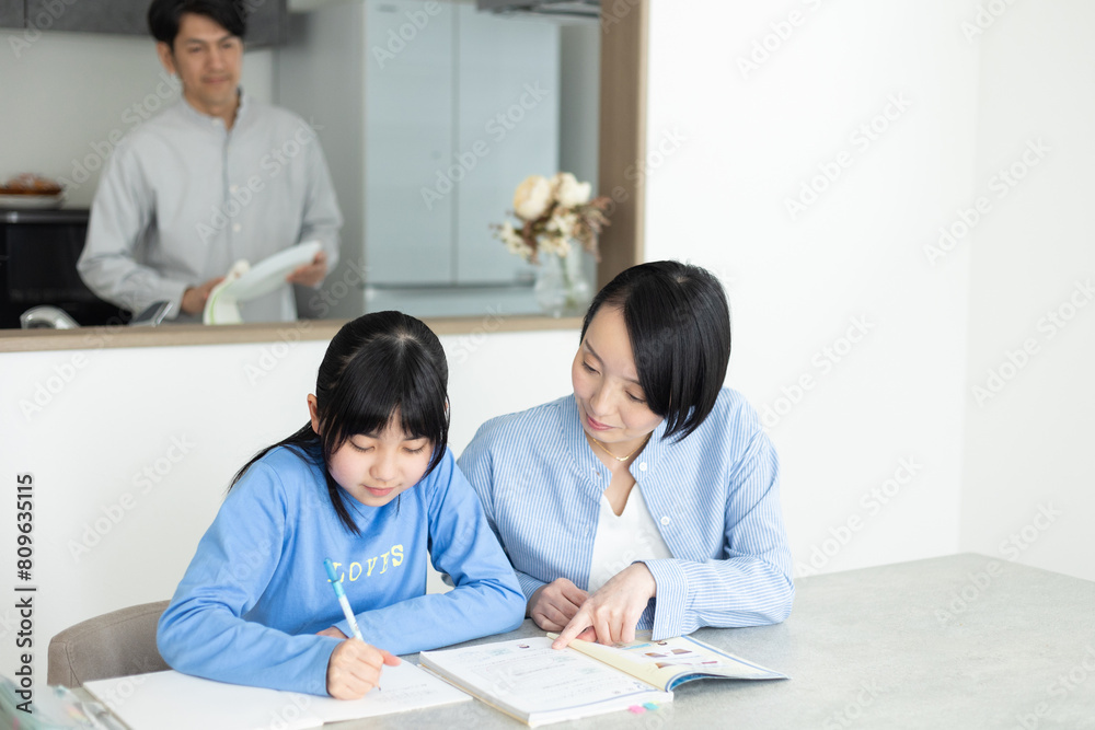 Fototapeta premium こどもに勉強を教える母親