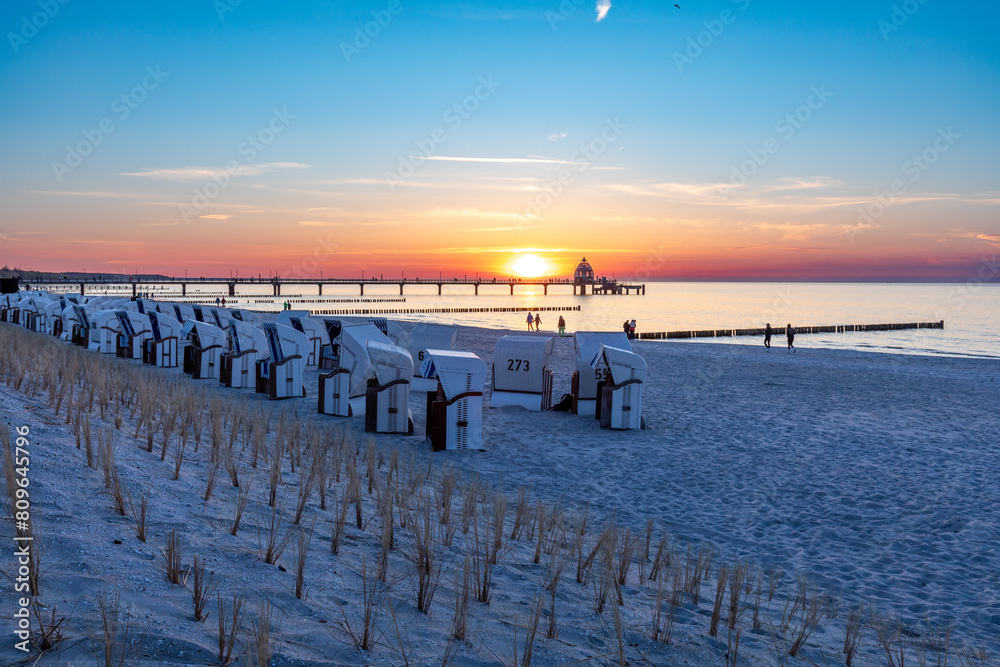 Obraz premium Zum Sonnenuntergang am Strand von Zingst an der Ostsee.