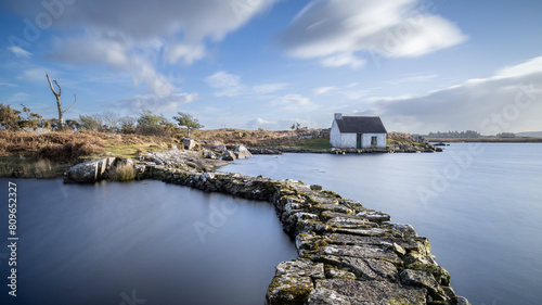 Bild auf Leinwand Fisherman's hut in the Connemara National Park, Ireland