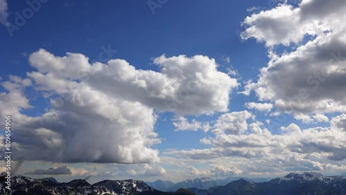 timelapse con inquadratura dettagliata di un ambiente naturale di montagna di pomeriggio, in primavera, che mostra lo spostamento e il cambiamento delle nuvole nel cielo sopra il territorio italiano photo