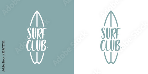 Logo club de surf. Texto Surf Club en el interior de silueta de tabla de surf con líneas