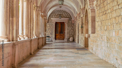 Intérieur du cloître dominicain de Dubrovnik