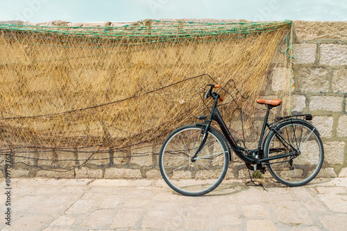 Vélo posé contre un mur avec filet de pêche photo