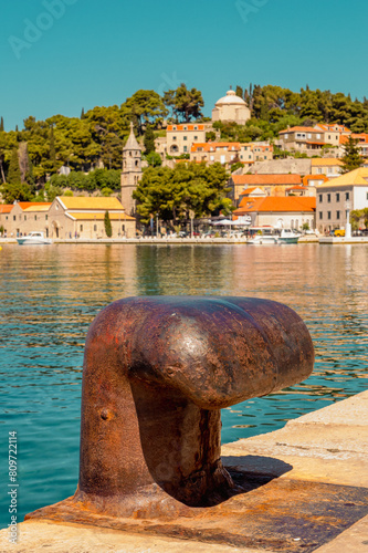 Bite d'amarage à Cavtat avec le mausolé et le monastère en arrière plan, Croatie
