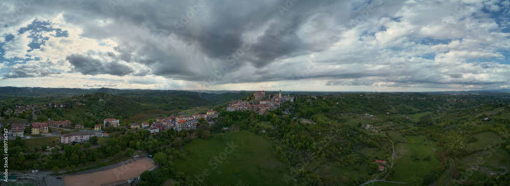 Foto aerea di Cremolino fatta con un drone in una giornata nuvolosa.