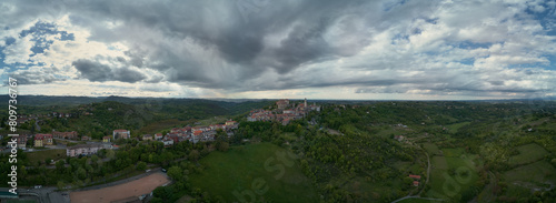 Obraz na płótnie Foto aerea di Cremolino fatta con un drone in una giornata nuvolosa. w salonie