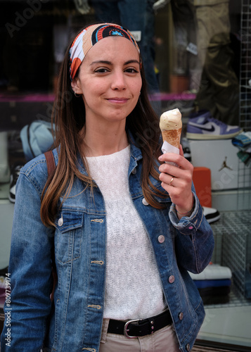 Obraz na płótnie Foto scattata ad una ragazza che mangia un gelato nel centro storico di Acqui Terme. w salonie