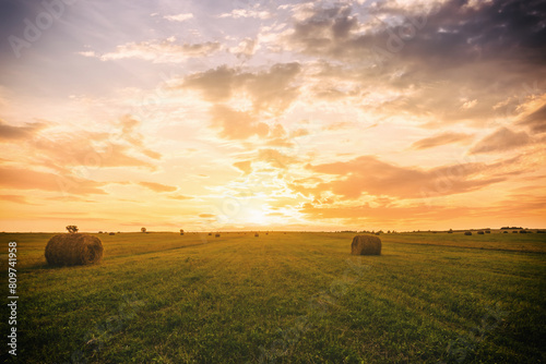 Foto A field with haystacks on a summer or early autumn evening with a cloudy sky