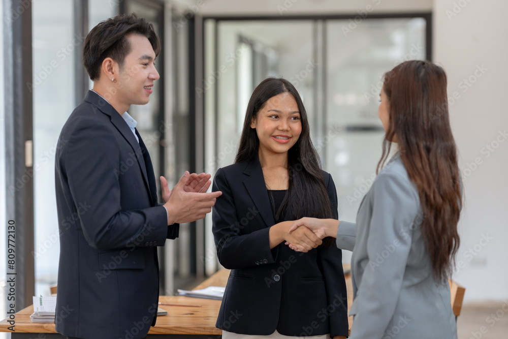 Asian business people shake hand to confirm the agreement in the business of mutual investment and agree on a unified work contract. Asian business people shake hand to confirm the agreement in the business of mutual investment and agree on a unified work contract.