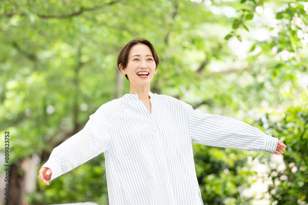 新緑の中を歩く女性