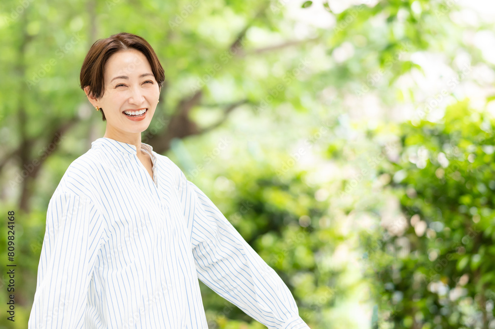 新緑の中を歩く女性 新緑の中を歩く女性