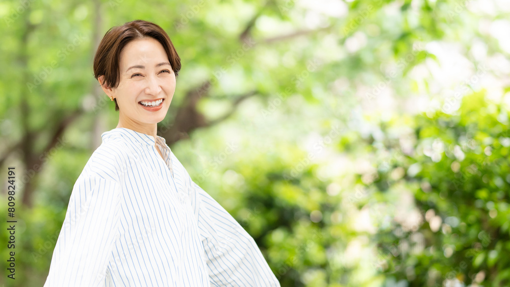 新緑の中を歩く女性 新緑の中を歩く女性