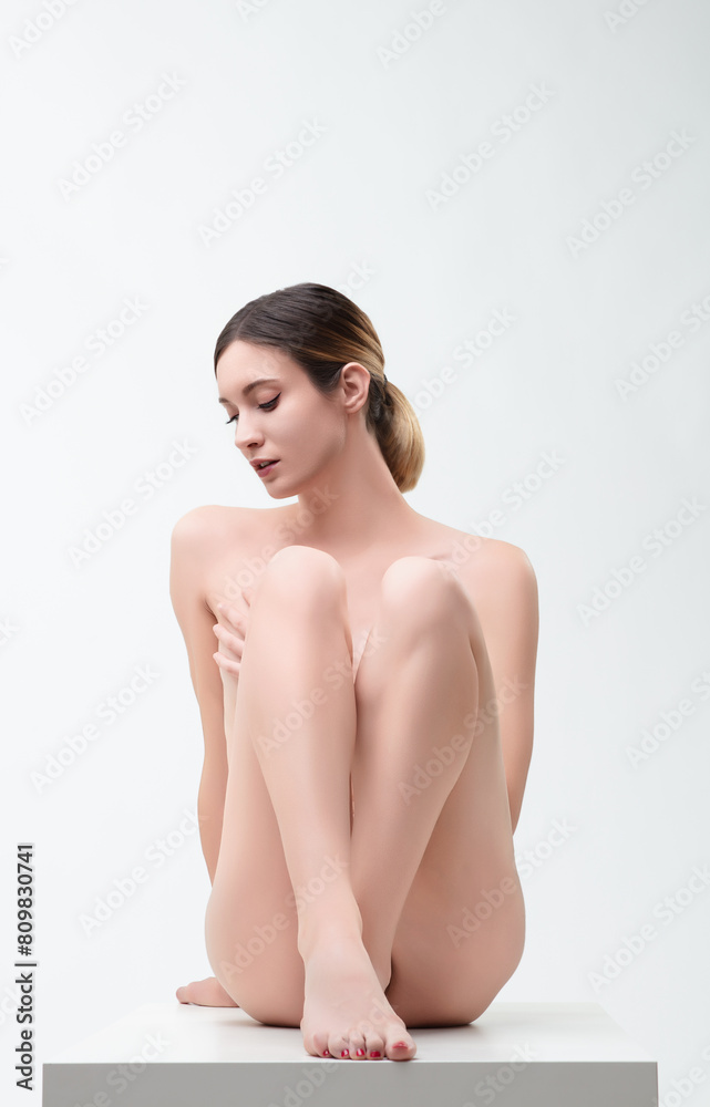 Obraz premium Her delicate form shows resilience, entirely naked