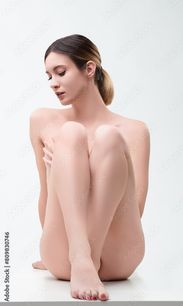 Obraz premium Elegance emerges from her pose, entirely naked