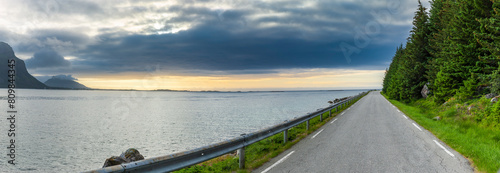 Küstenstrasse auf den lofoteninseln in Norwegen