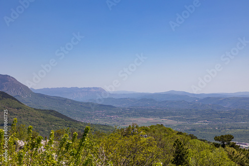 vista dettagliata  dall alto  di giorno  in estate  sotto un cielo sereno e color azzurro  del paesaggio naturale tra pianura  collina e montagna nell area ovest della Slovenia