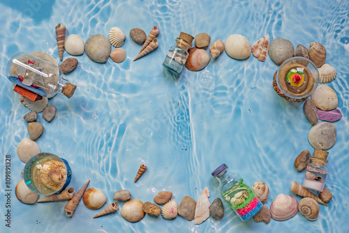 Caracoles, conchas, piedras, frascos, arena, recuerdos del mar en verano
