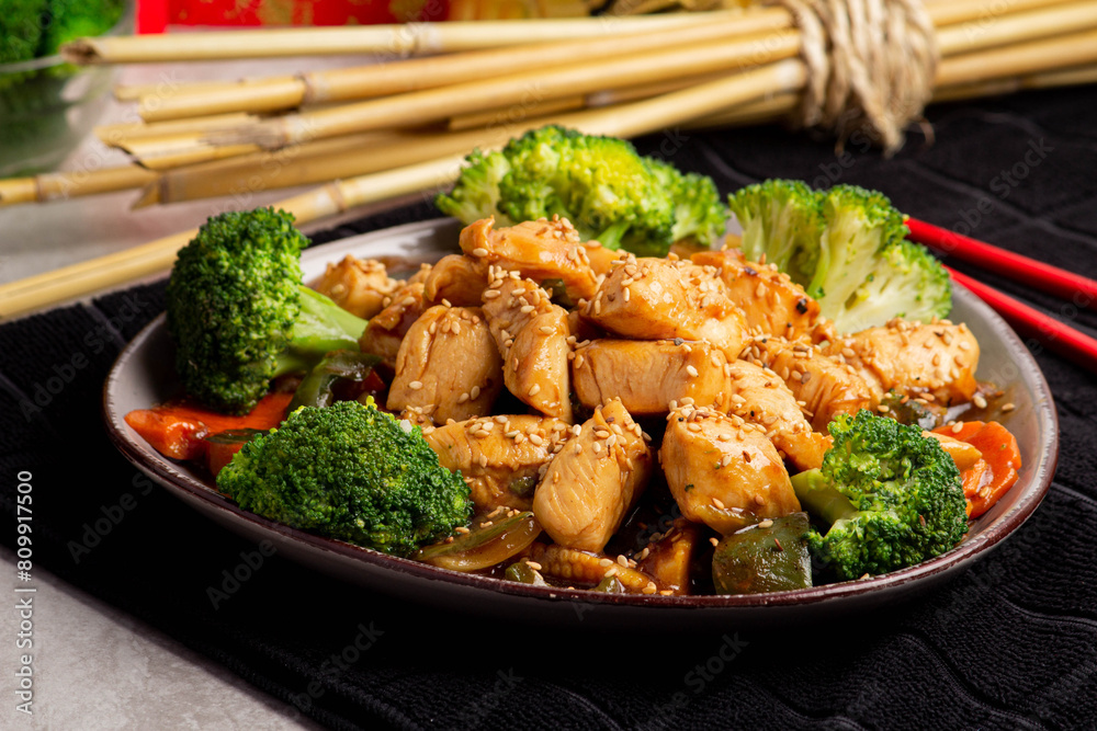 Fototapeta premium Pollo con vegetales china