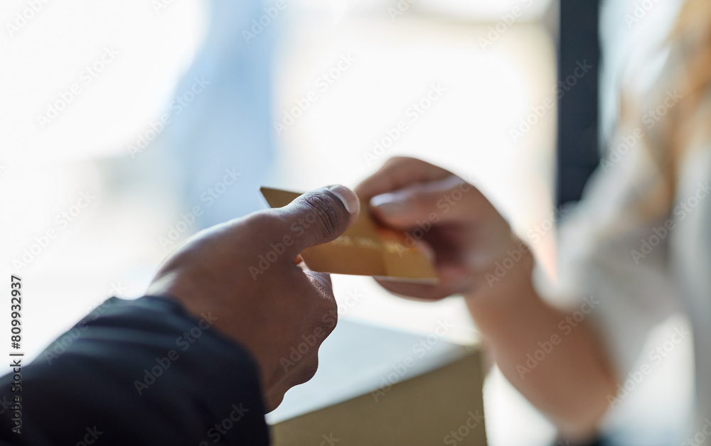 Obraz premium Credit card, delivery man and hands of woman at door with package, online shopping sales and distribution service. Ecommerce, courier and customer with cardboard box, easy payment and banking at home
