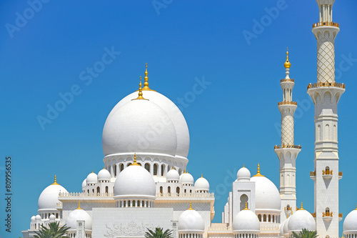 Sheikh Zayed Grand Mosque in Abu Dhabi © Savvapanf Photo ©