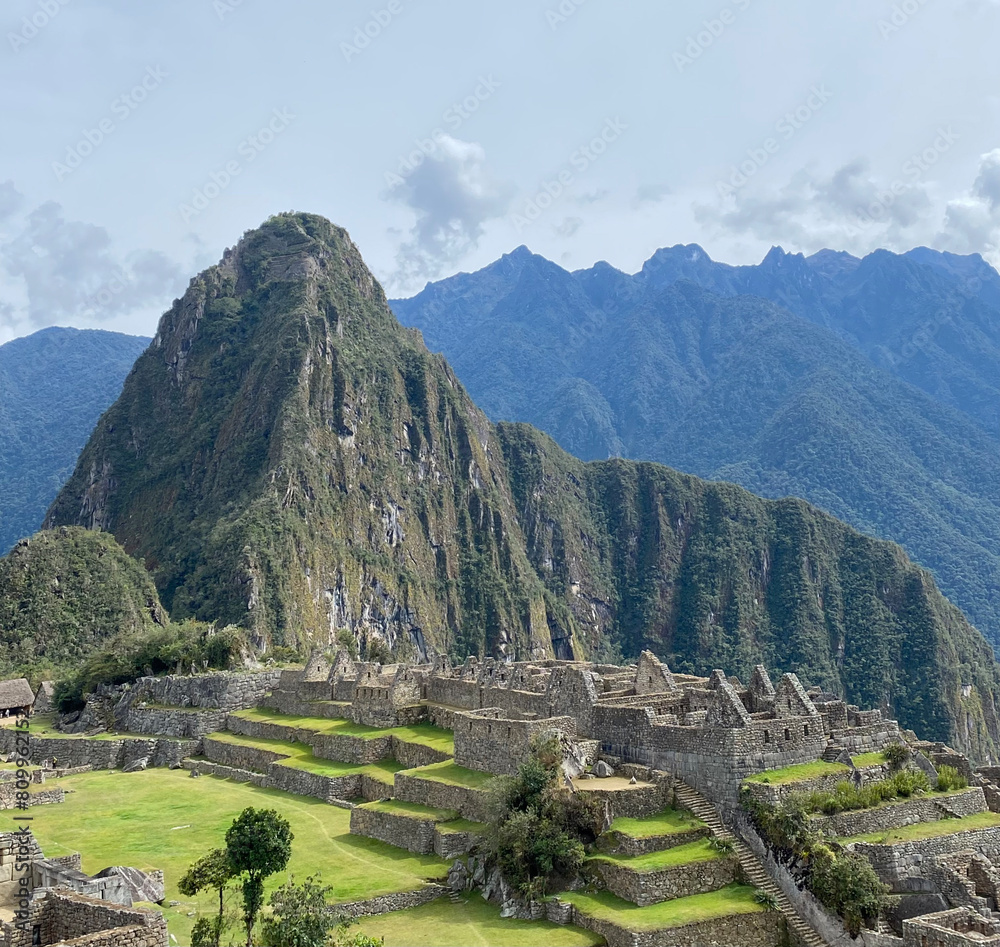 magnifique photo du Machu Picchu, avec une vue panoramique sur la Huayna Picchu et la Montaña Machu Picchu. Vue sur les ruines du village inca de l'époque. L'une des sept merveilles du Monde