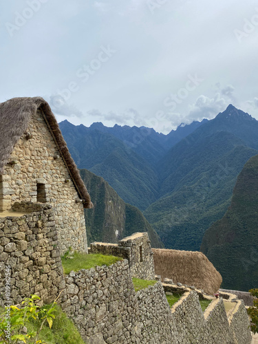 maison typique et historique des incas dans la région du machu picchu. vue panoramique sur les montagnes de la Huayna Picchu et la Montaña Machu Picchu.