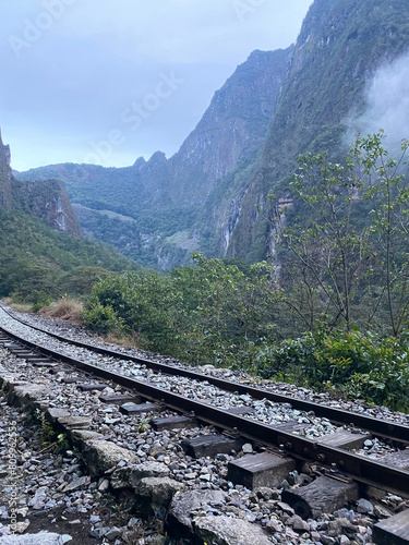 voie de chemin de fer au milieu de la nature. trek au Pérou dans la région de Cusco. On peut apercevoir des montagnes au loin. des trains passent sur les rails