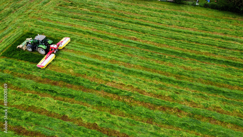 Ein Landwirt m  ht mit Traktor eine Wiese  Luftaufnahme 