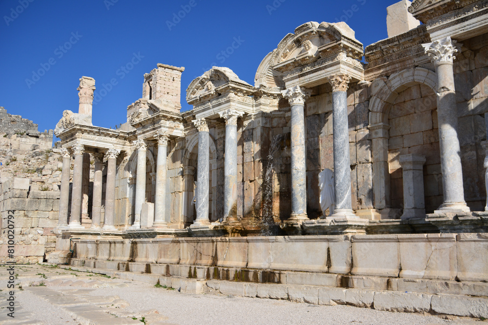 Obraz premium the ruins of the ancient city Sagalassos with fountain made of stone