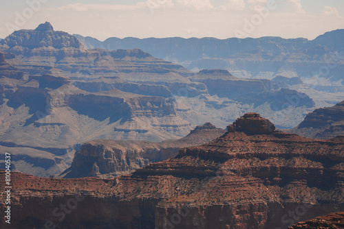 Foto Majestic, layered landscape of the Grand Canyon in Arizona, showcasing stunning geological formations with intricate patterns in red, brown, and beige rock