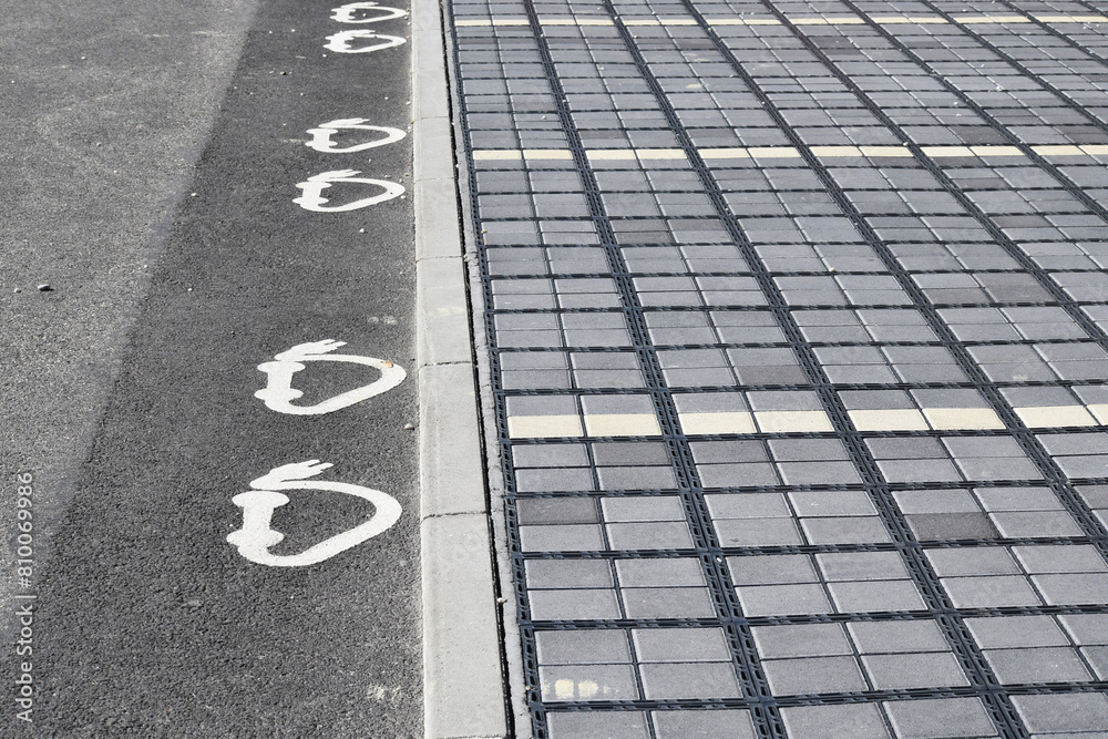 Fototapeta premium Emplacements réservés à la recharge des véhicules électriques.