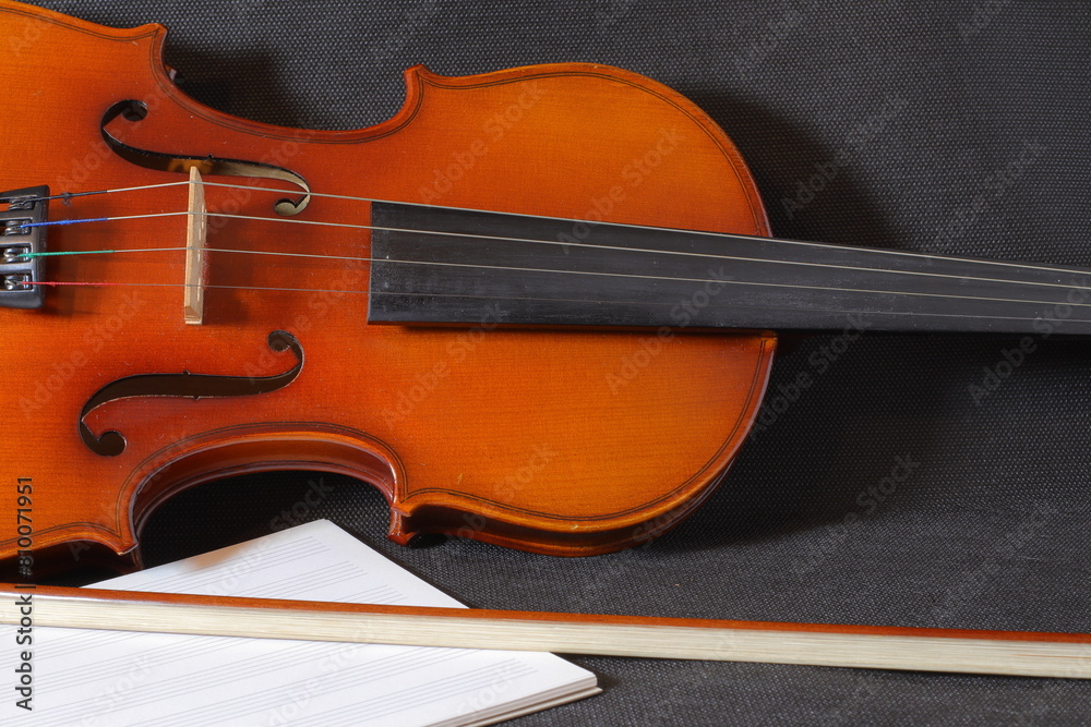Fototapeta premium violen arco partitura blanco fondo negro