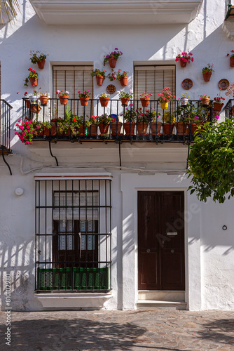 dekorativer Balkon mit Blumen und Pflanzen, Vejer, Andalusien, Spanien