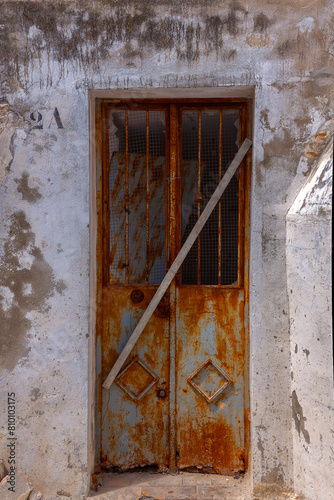 rostige Eisentür an einem Hauseingang, Vejer, Andalusien, Spanien