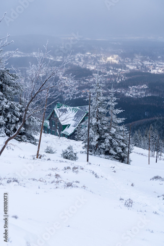 Szlak na Szrenice podczas zimowej wedrowki, Szklarska Poreba. Zimowa atmosfera, oszronione skaly, mglisty dzien. photo