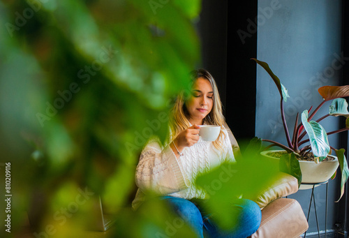 mujer ejecutiva sentada tomando un café photo