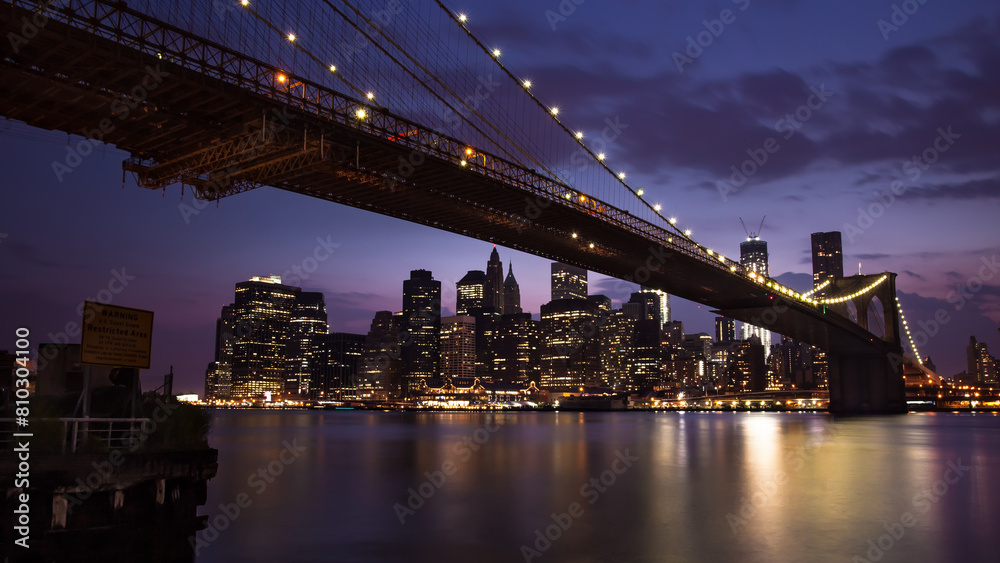Twilight over brooklyn bridge with manhattan skyline