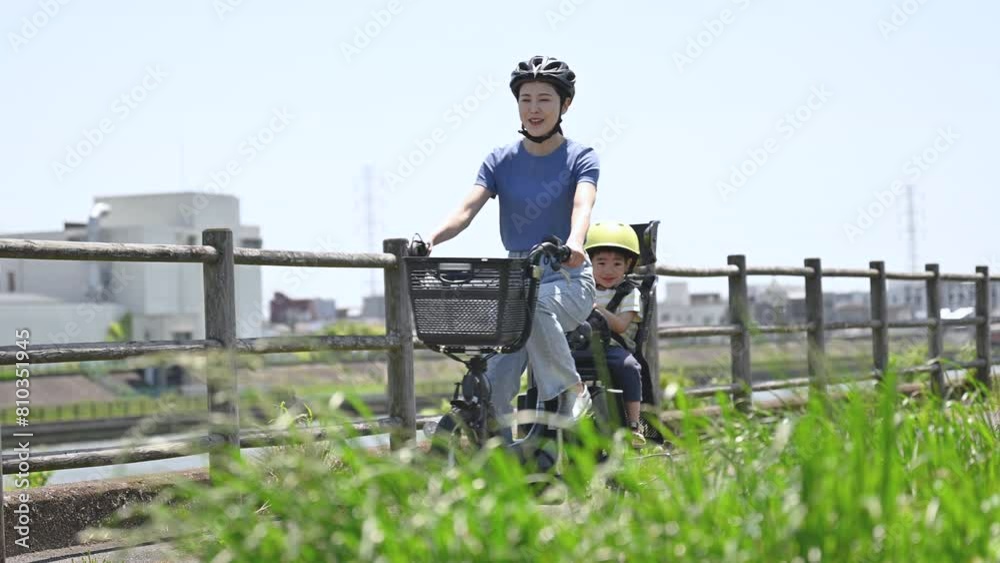 春夏の青空の綺麗な道を自転車に乗るママと子供 ママチャリでお出かけや出勤 全身のスロー動画 春夏の青空の綺麗な道を自転車に乗るママと子供 ママチャリでお出かけや出勤 全身のスロー動画