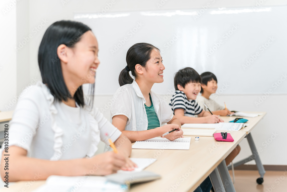塾・学校で笑顔で授業を受ける小学生・中学生の女の子・男女
塾・学校で笑顔で授業を受ける小学生・中学生の女の子・男女