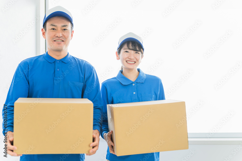 段ボールを持つ引越し業者・配達員の男女(引越し・配達・軽貨物ドライバー・宅配・配達員・宅急便)
段ボールを持つ引越し業者・配達員の男女(引越し・配達・軽貨物ドライバー・宅配・配達員・宅急便)