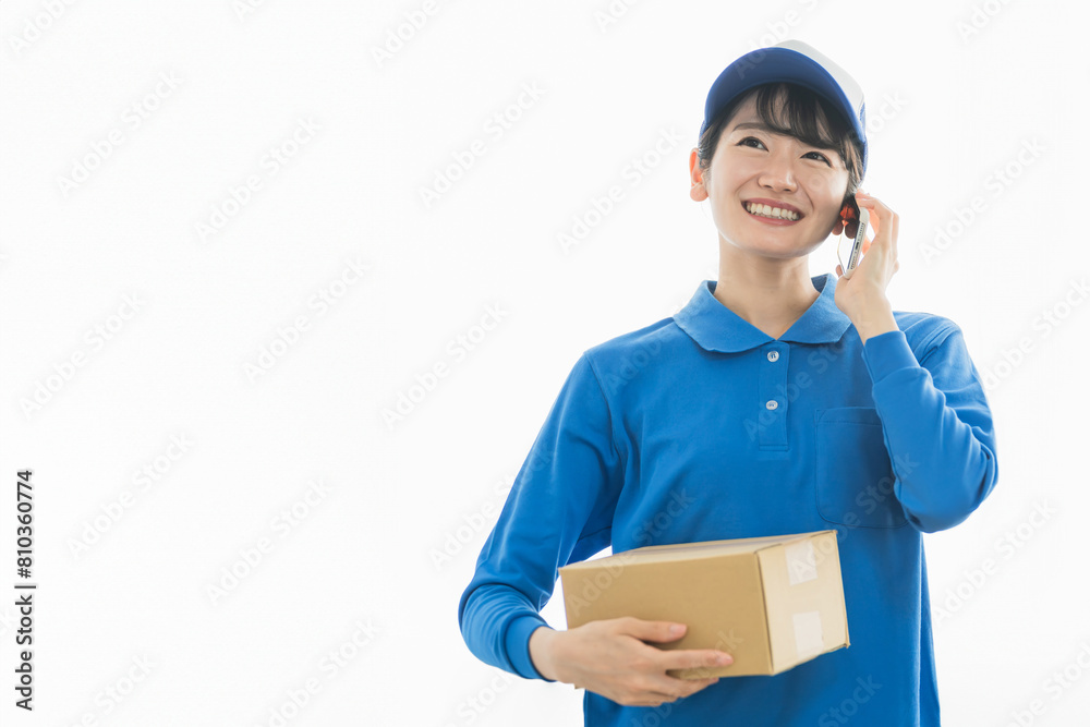 スマホで通話する配達員の女性(配達・軽貨物ドライバー・宅配・配達員・宅急便)
スマホで通話する配達員の女性(配達・軽貨物ドライバー・宅配・配達員・宅急便)