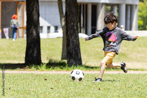 公園でサッカーをする子ども　children playing soccer in the park photo