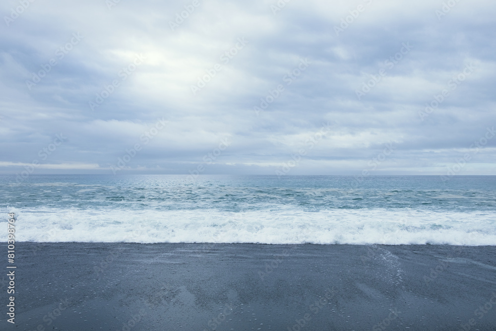 Fototapeta premium 初夏の静かな波打ち際