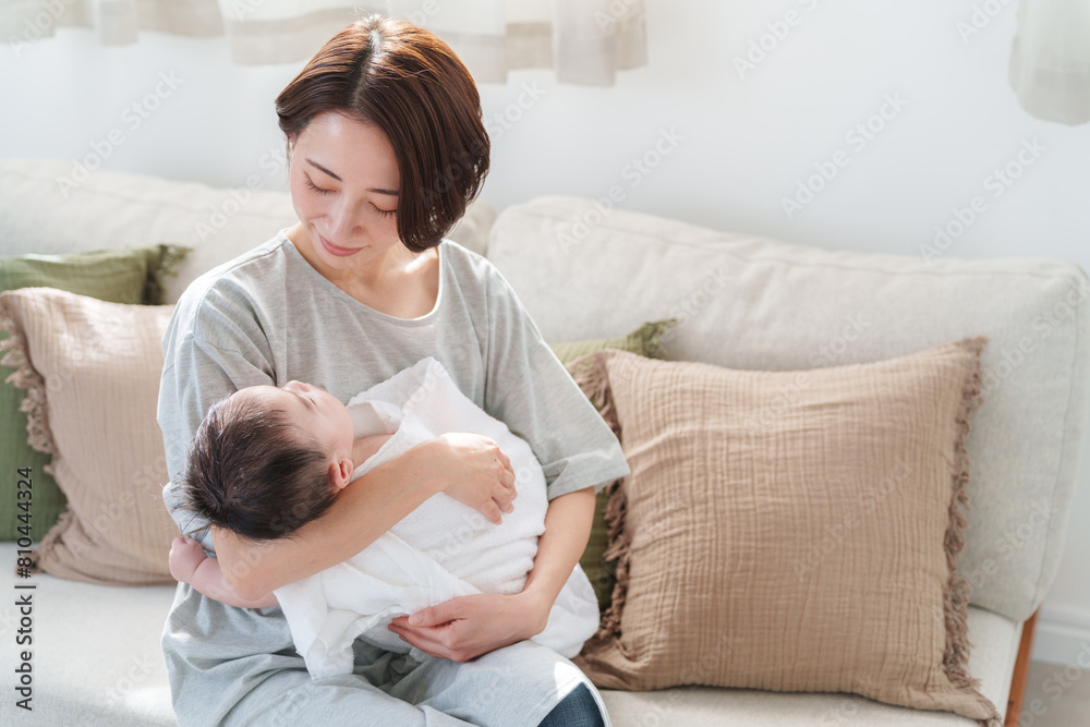 赤ちゃんを抱っこするお母さん 赤ちゃんを抱っこするお母さん