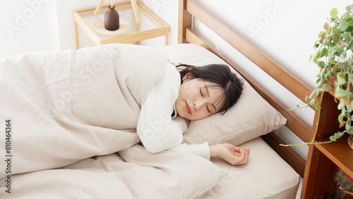 Plakat w ramie 寝返りを打つアジア人女性