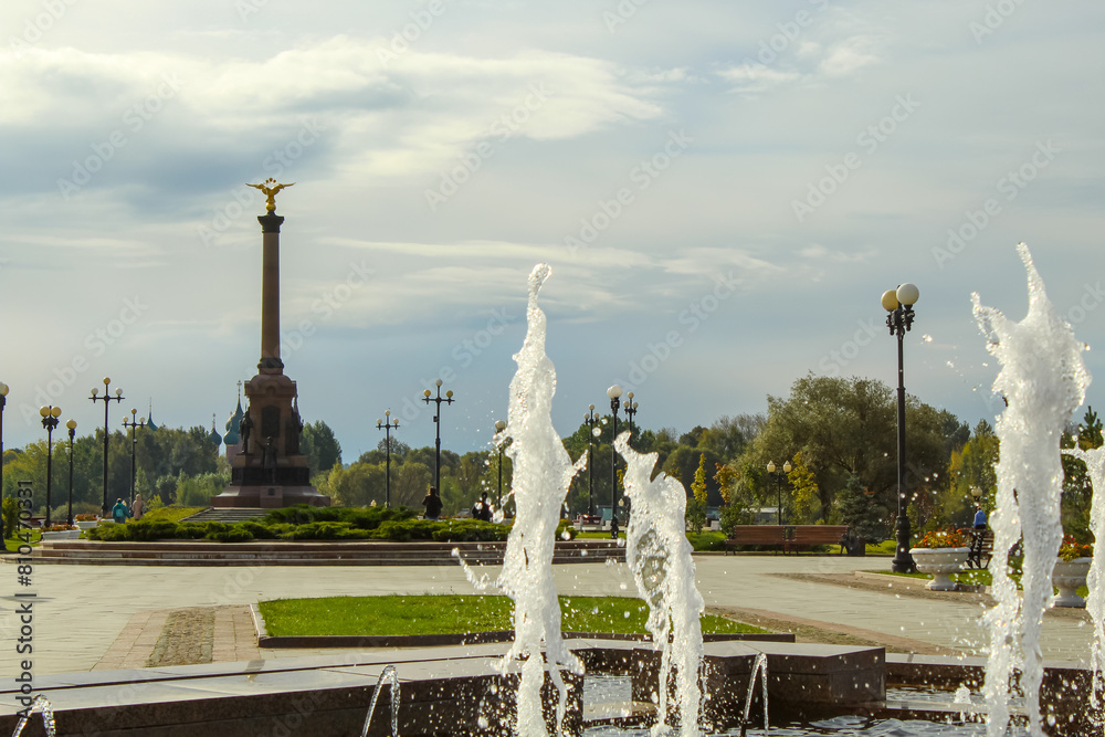 Fototapeta premium View of the alley of fountains and the monument in Yaroslavl Russia