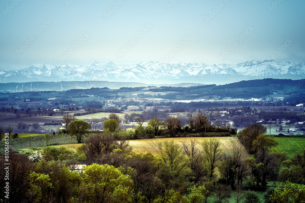 paysage du Tarn avec vue panoramique sur les Pyrénées enneigés