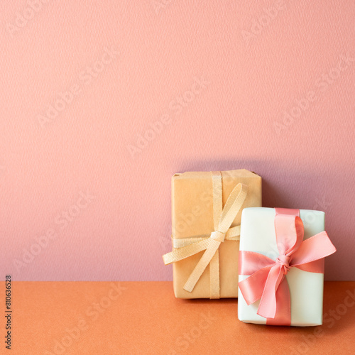 Obraz na płótnie Gift boxes on orange table. pink wall background with copy space w salonie
