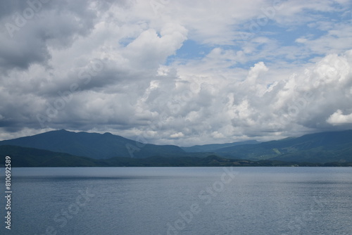 日本のコバルトブルーの湖、雲、山脈